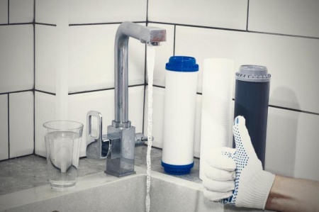 Un osmoseur &agrave; osmose inverse install&eacute; en cuisine am&eacute;liore nettement le go&ucirc;t de l'eau du robinet